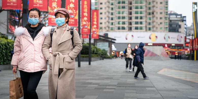 Warga China mengenakan masker saat wabah virus corona (Covid-19) melanda negeri tirai bambu