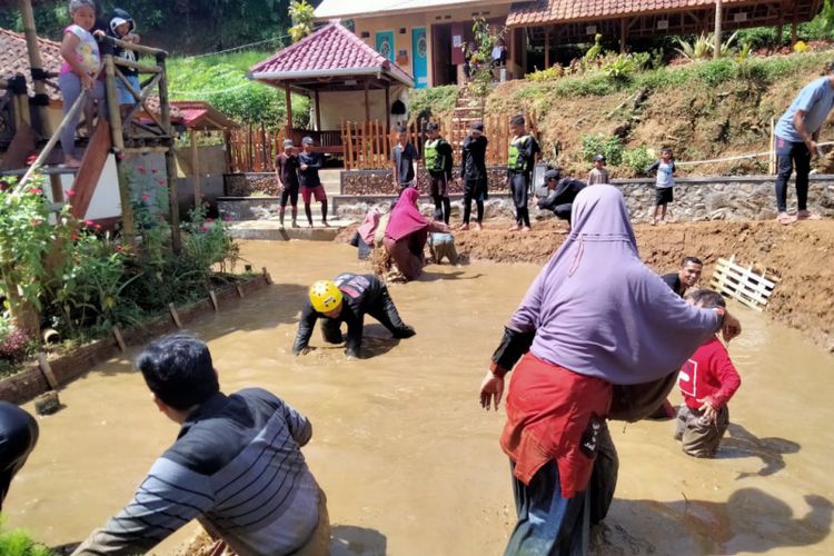 Aktivitas menangkap ikan bersama di kolam yang jadi salahsatu jualan bagi wisatawan di Desa Wisata Sindangkasih