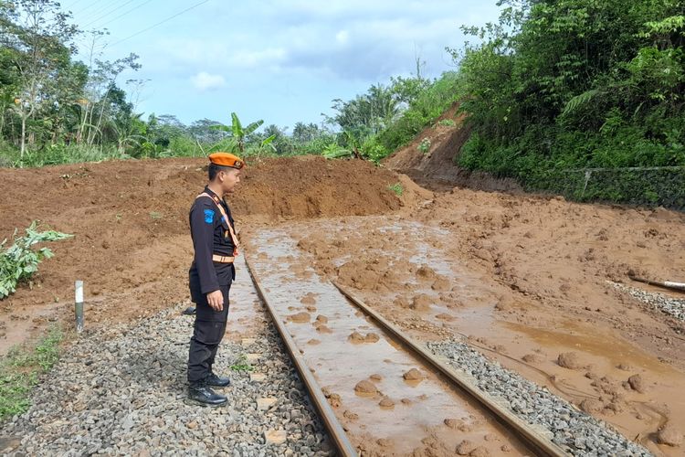 Rel tertutup longsor di KM 340+100 antara Stasiun Karanggandul-Karangsari, Kabupaten Banyumas, Jawa Tengah, Senin (4/12/2023).