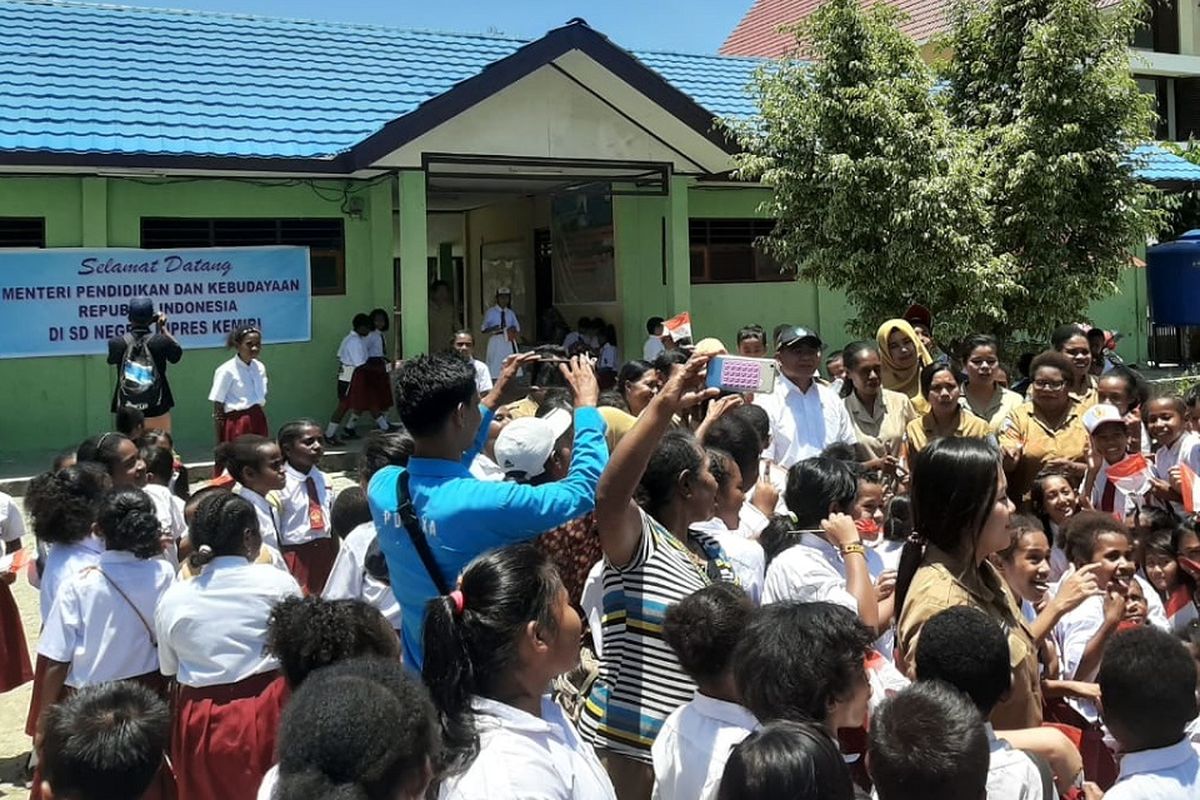 Kunjungan Mendikbud Muhadjir Effendy ke SD Negeri Inpres Kemiri di Desa Hinekombe, Kecamatan Sentani, Kabupaten Jayapura, Senin (23/9/2019).