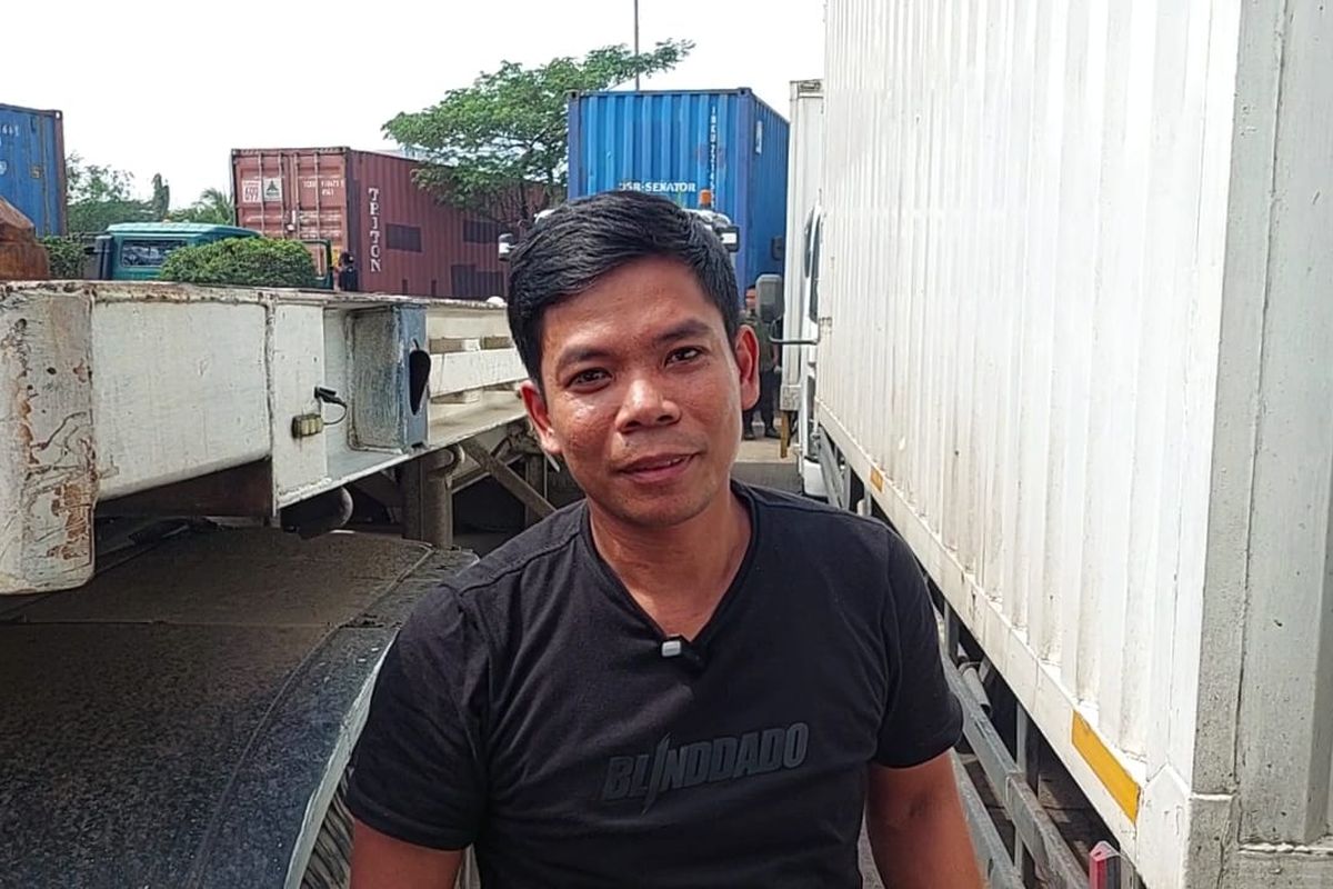 Bambang (27), salah satu sopir truk yang terjebak macet di Jalan Akses Marunda, Marunda, Cilincing, Jakarta Utara pada Selasa (20/6/2023).