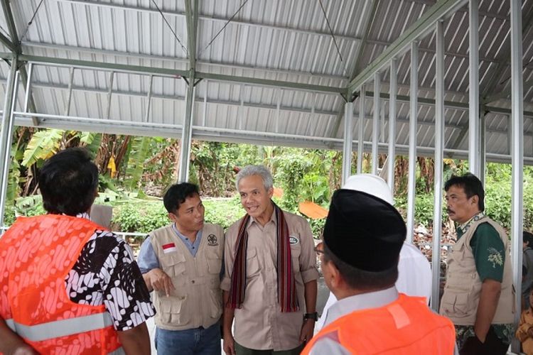 Gubernur Jawa Tengah Ganjar Pranowo saat meninjau langsung perkembangan pembangunan di SD Negeri 6 Sesait, Kayangan, Kabupaten Lombok Utara, Provinsi Nusa Tenggara Barat (NTB), Kamis (24/1/2019). 