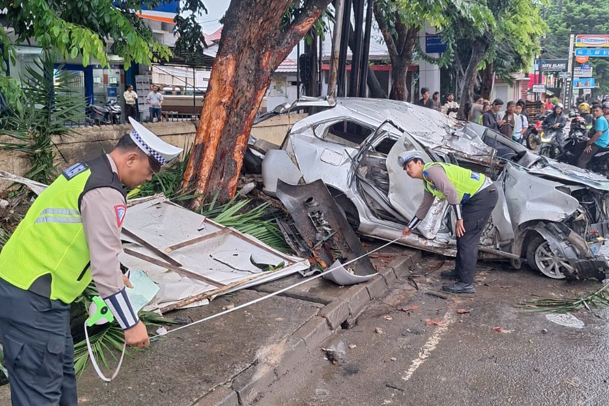 Polisi melakukan olah TKP di Jendral Ahmad Yani, tepatnya depan Toko Roti Holland Bakery, Kecamatan Seberang Ulu 1, Palembang, setelah satu unit mobil avnza mengalami kecelakaan tunggal, Jumat (8/3/2024). Dalam kecelakaan tersebut dua orang tewas dan empat lainnya luka-luka.