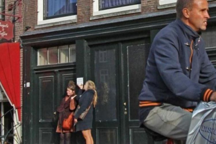 Rumah Anne Frank di tepian kanal Prinsengracht, Amsterdam. Gadis ini tewas di kamp konsentrasi karena menderita tipus, lima bulan jelang kekalahan Jerman. Museum dibuka sejak 1960 atas prakarsa ayahnya, Otto Frank, penyintas Perang Dunia II 