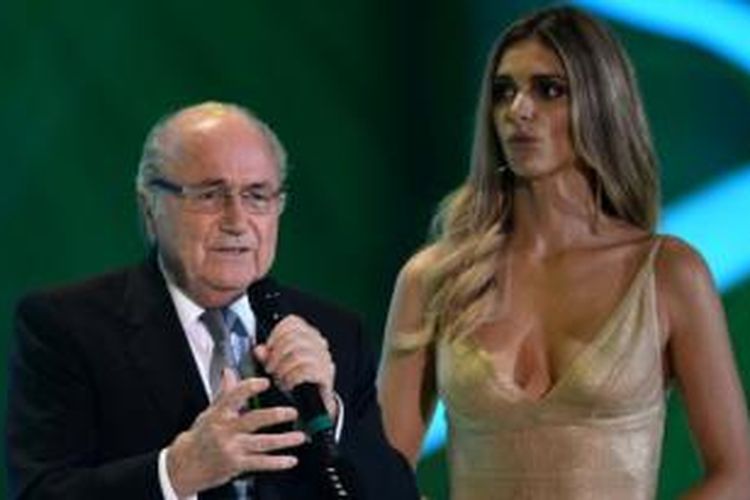 Presiden FIFA, Sepp Blatter (kiri), bersama presenter asal Brasil, Fernanda Lima, pada acara undian Piala Dunia 2014 di Costa do Sauipe, Bahia, Brasil, Jumat (6/12/2013).