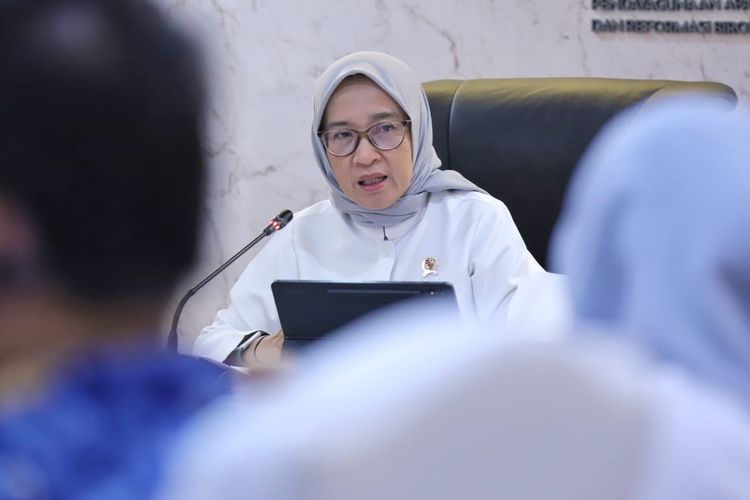 Menteri PANRB Rini Widyantini mengimbau pelayanan masyarakat tetap berjalan menjelang libur Isra Mikraj 1446 H dan Tahun Baru Imlek 2576 Kongzili, 