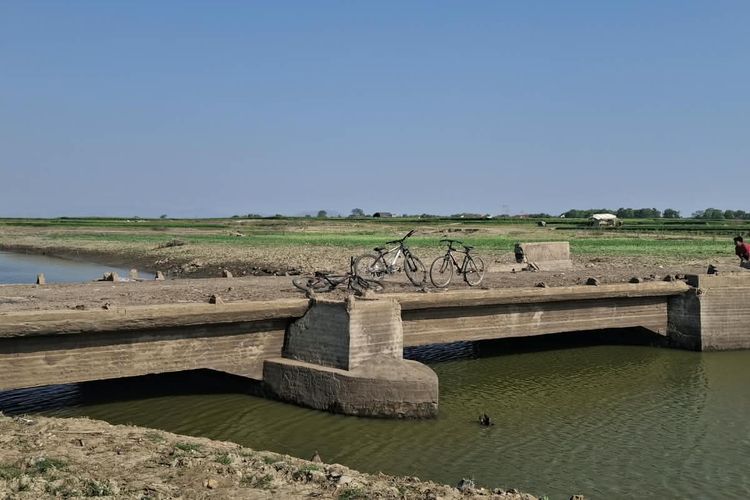 Melihat Jembatan Kuno yang Ditenggelamkan di Dasar Waduk Gajah Mungkur