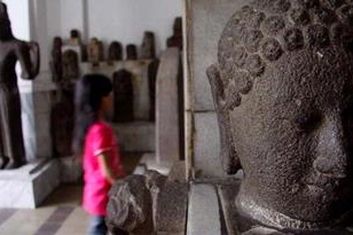 Salah satu arca kepala Tathagata Budha yang terdapat di Candi Borobudur terpajang di Museum Nasional, Jakarta, Minggu (9/11). Di museum ini dapat disaksikan berbagai benda-benda prasejarah seperti artifak, fosil, menhir, senjata purba dan koleksi keramik dari dinasti Han, Tang dan Ming. 
