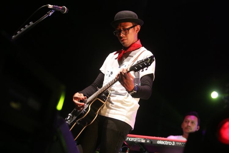 Gitaris Mocca Riko Prayitno saat tampil bersama Mocca pada acara Synchronize Festival 2017 di Gambir Expo Kemayoran, Jakarta, Jumat (06/10/2017). Acara musik ini akan berlangsung selama tiga hari hingga Minggu 8 Oktober.