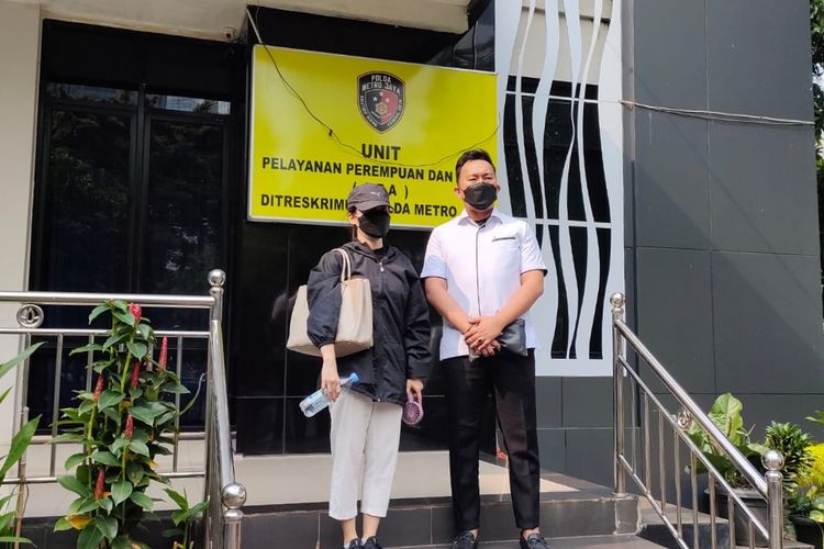 Teduga korban pemerkosaan berinisial LK, 30 tahun (kiri) bersama kuasa hukumnya, Prabowo Febriyanto, mendatangi Polda Metro Jaya, Senin (20/6/2022).