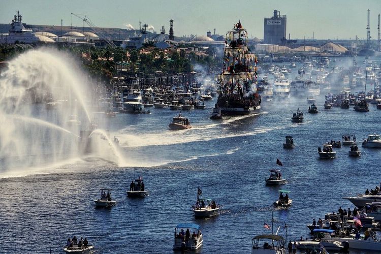 Festival bajak laut dari Ye Mystic Krewe of Gasparilla yang dilaksanakan di Tampa, Florida