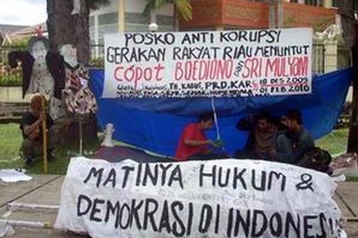 Aksi massa menolak Boediono di Pekanbaru, Selasa (22/12/2009).