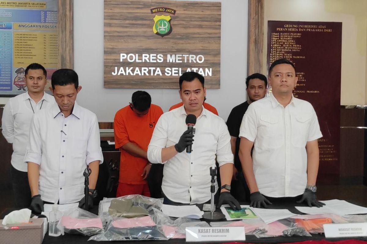 Wakasat Reskrim Polres Metro Jakarta Selatan Kompol Henrikus Yossi (kanan) di kantornya, Senin (22/5/2023). 
