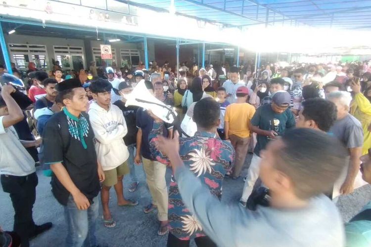 Ratusan calon pemudik yang akan muduk lebaran ke Kabupaten Seram bagian Timur menggeruduk Pelabuhan Ambon, Minggu sore (16/4/2023)