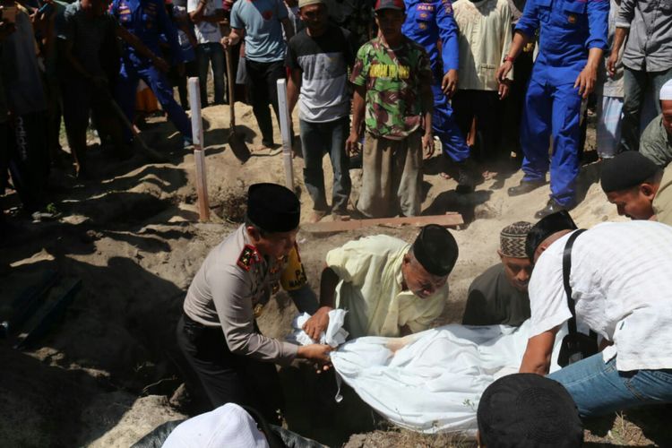 Kapolda Sulsel,  Irjen Polisi Umar Septono ikut proses pemakaman 16 warga Pulau Barrang Lompo yang tewas tenggelam,  Kamis (14/6/2018).