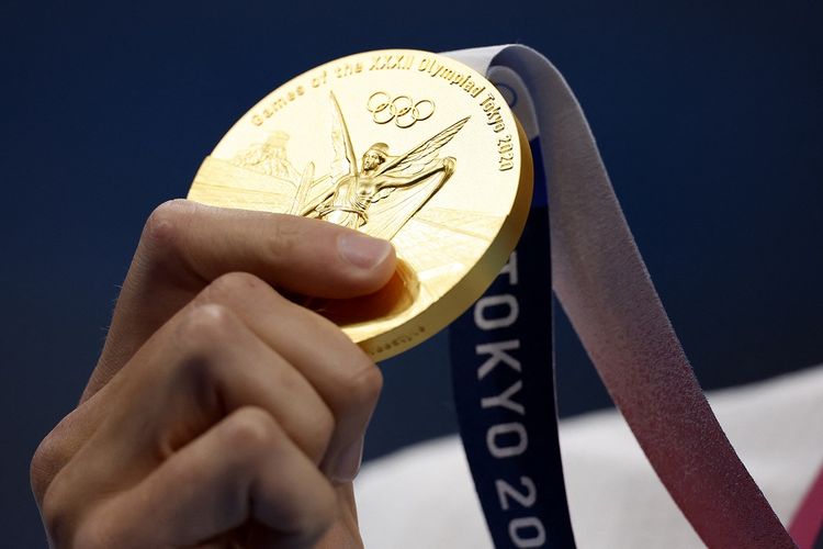 Medali emas Olimpiade Tokyo 2020.(AFP/ODD ANDERSEN)