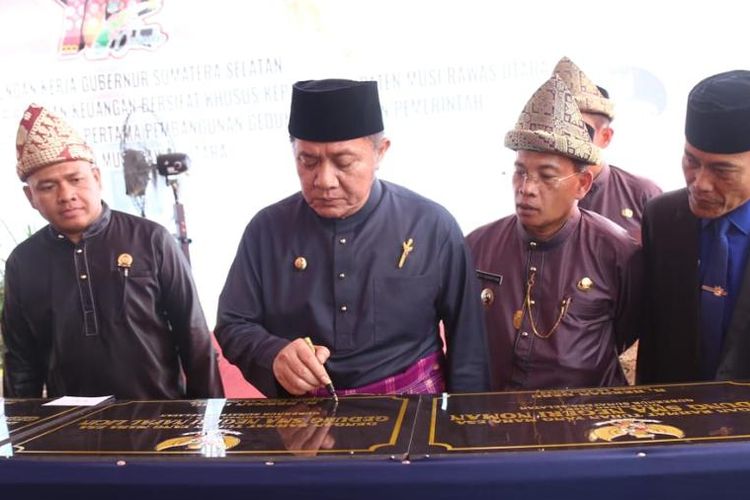 Gubernur Sumatera Selatan (Sumsel) Herman Deru menandatangani prasasti peresmian empat gedung sekolah, yakni Sekolah Menengah Atas (SMA) Negeri Noman, SMA Negeri Suka Menang, SMA Negeri Napal Licin dan Sekolah Luar Biasa (SLB) Negeri Muratara, Rabu (14/6/2023)