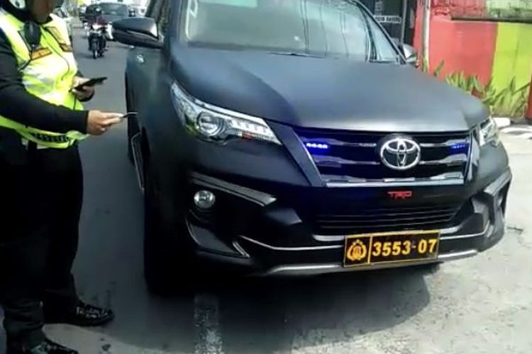 Polres Bogor Berhasil Menindak Pelajar yang Ugal-ugalan di jalan Puncak Pakai Mobil Berpelat Nomor Dewa