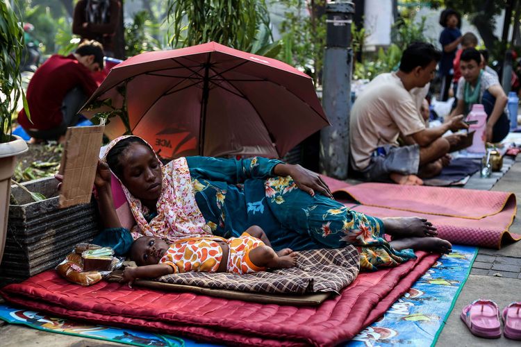 Pencari suaka dari Afganistan, Sudan dan Somalia beraktivitas di Trotoar Kebon Sirih, Menteng, Jakarta Pusat, Sabtu (6/7/2019). Para pencari suaka tersebut menetap di trotoar untuk menuntut kepastian perlindungan dari Komisioner Tinggi PBB untuk Pengungsi atau United Nations High Commissioner for Refugees (UNHCR).