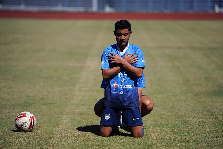 Pemain Persib U-19, Ravil Shandyka Putra, saat menjalani sesi latihan bersama tim senior Persib Bandung, di Stadion Gelora Bandung Lautan Api (GBLA), Kota Bandung. 