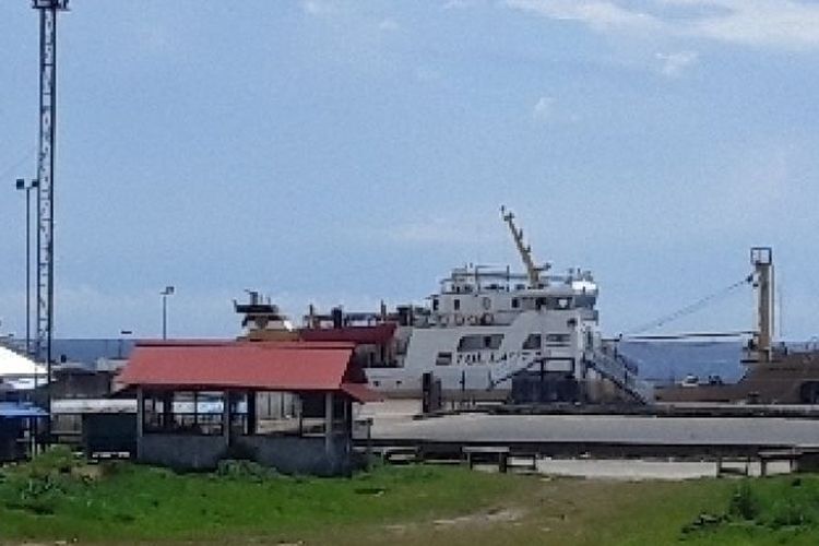 Kapal perintis KM Sabuk Nusantara sedang sandar di pelabuhan laut Biak