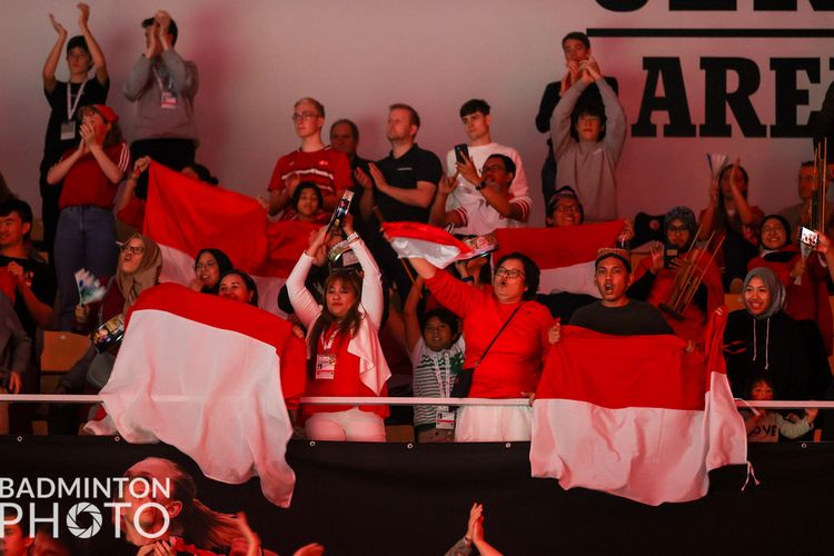 Para pendukung tim Indonesia di Ceres Arena, Aarhus, Denmark, pada ajang Piala Uber dan Thomas 2020 yang berlangsung di Denmark pada Oktober 2021.