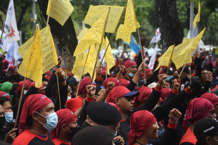 Sejumlah buruh menggelar aksi unjuk rasa menolak upah minimum provinsi (UMP) di depan Balai Kota DKI Jakarta, Senin (29/11/2021). Mereka menolak UMP DKI Jakarta yang hanya naik Rp37.749 atau sekitar 0,8 persen saja dibandingkan tahun lalu. ANTARA FOTO/Akbar Nugroho Gumay/aww.