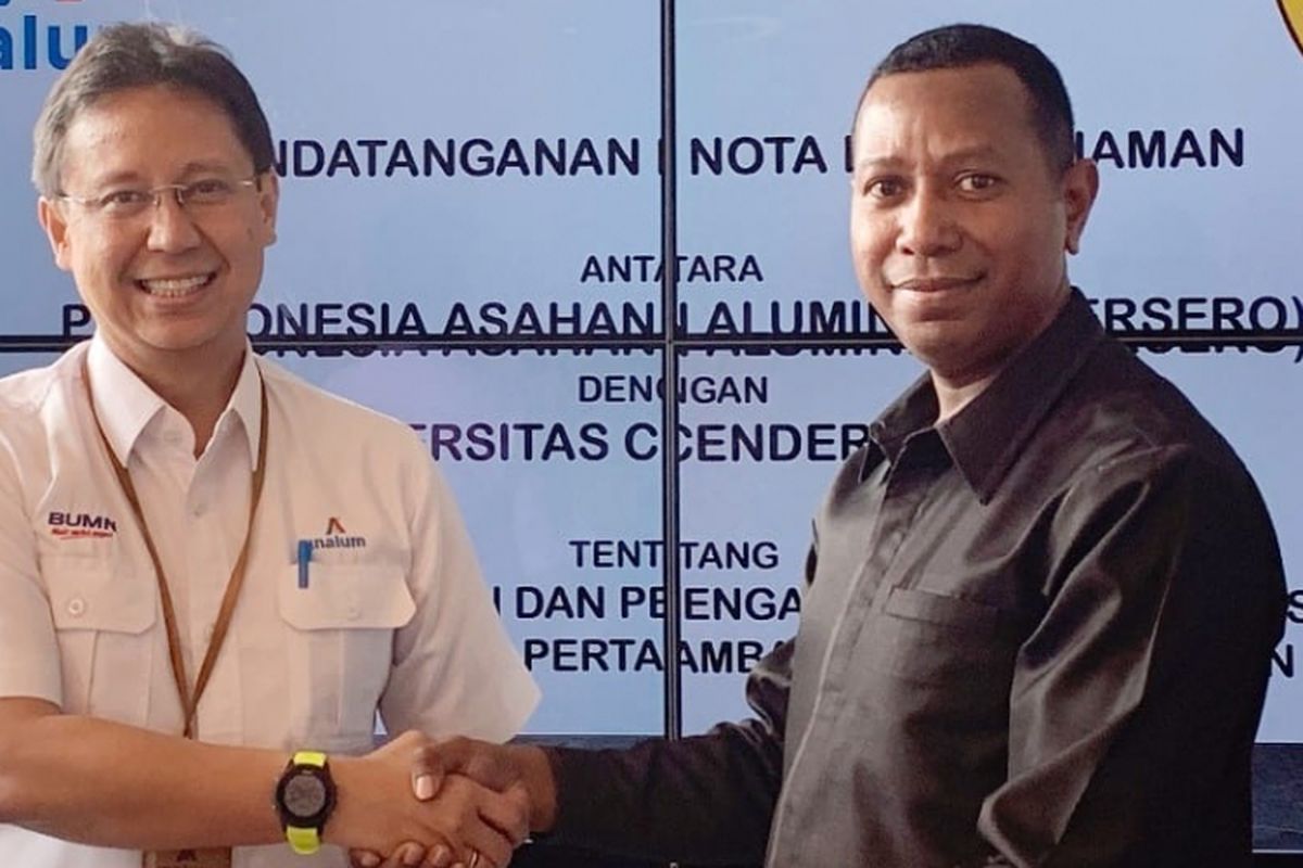 Direktur Utama INALUM Budi G. Sadikin dan Rektor Universitas Cendrawasih Apolo Safanpo usai penandatanganan nota kesepakatan (MoU) kerja sama Pendidikan, Penelitian dan Pengabdian Kepada Masyarakat serta Pengembangan Bidang Pertambangan, Industri dan Energi, di Kantor Inalum, Jakarta, Selasa (15/01/2019)