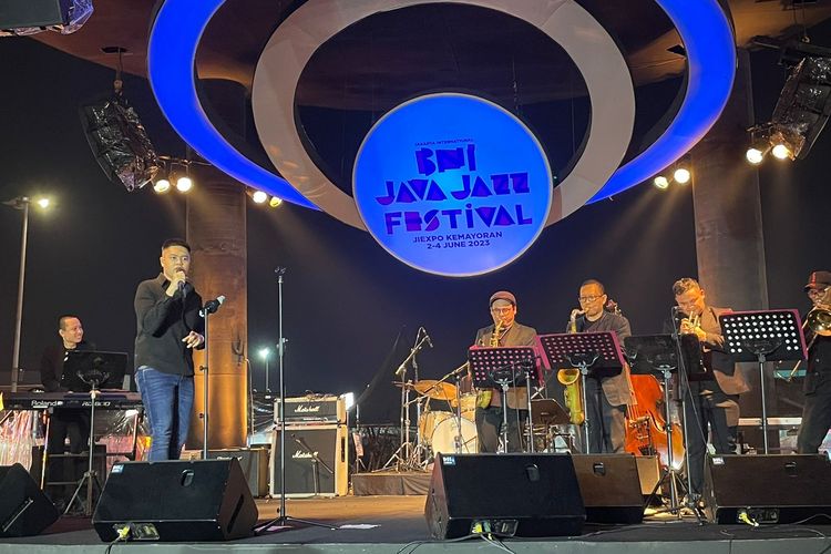 Penyanyi muda Alonzo Brata tampil di panggung Wonderful Indonesia dalam perhelatan BNI Java Jazz Festival 2023 hari kedua di JIExpo Kemayoran, Jakarta Pusat, Sabtu (3/6/2023).