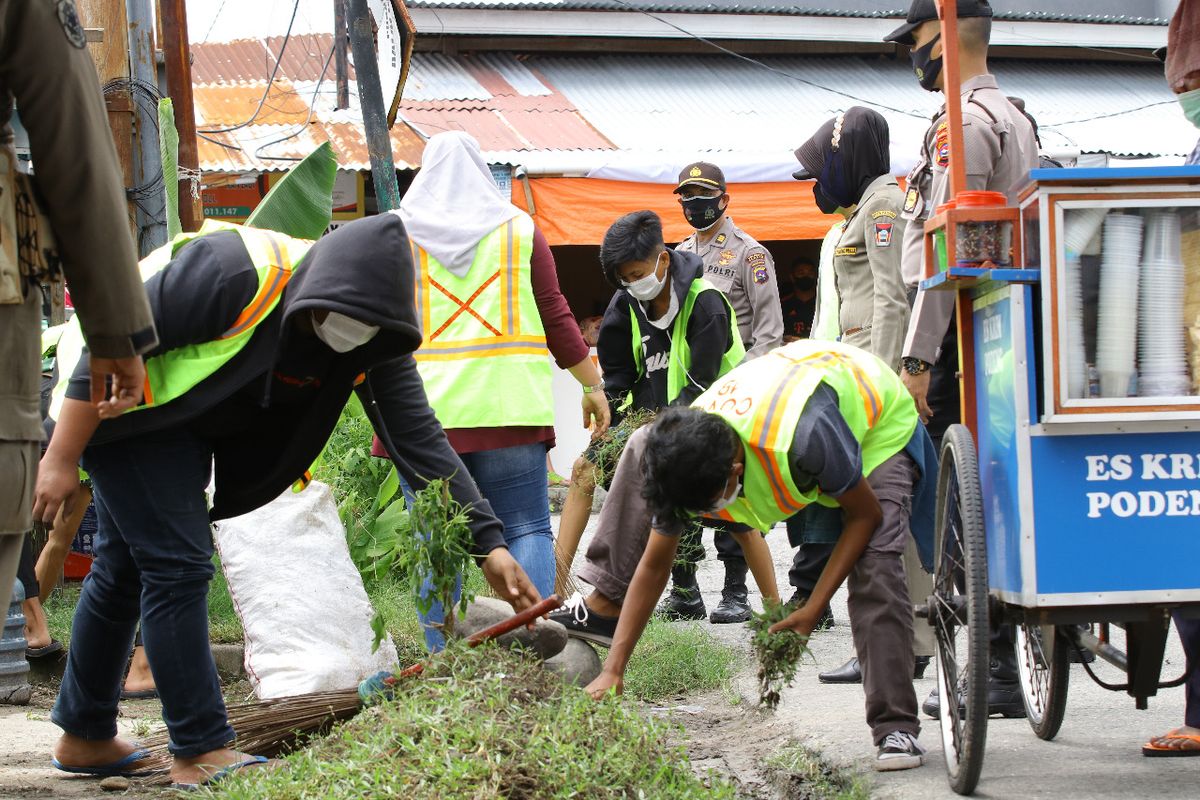 Warga Kota Padang kerja sosial karena tak menggunakan masker