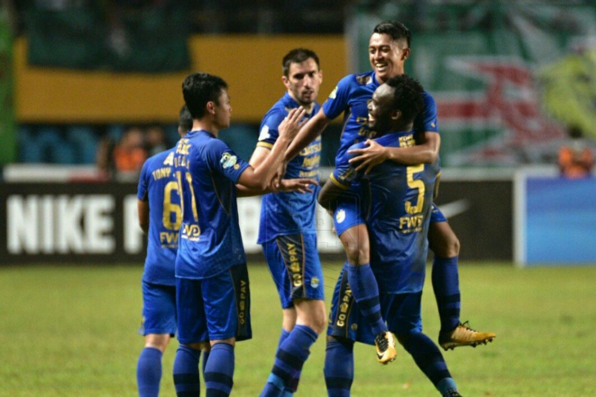 Para penggawa Persib Bandung saat merayakan gol kemenangan atas Sriwijaya FC, di Stadion Jakabaring, Palembang, Senin (4/9/2017) malam. 