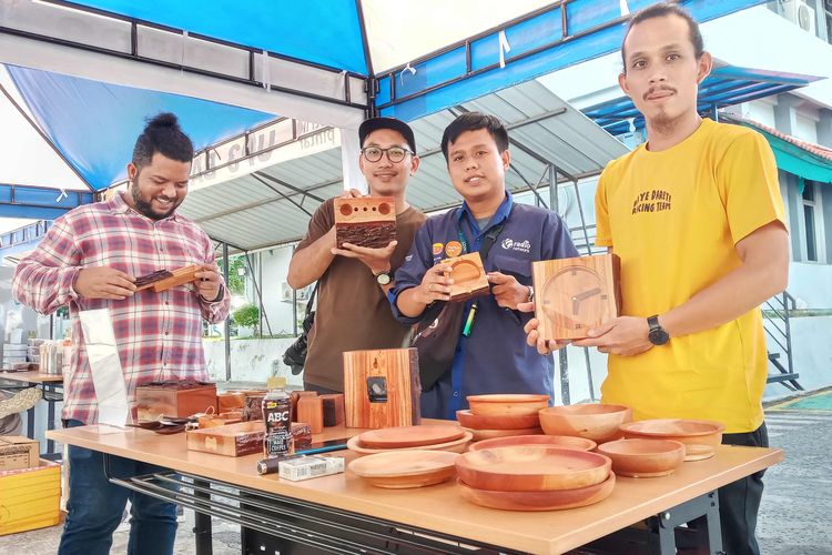 Para pengunjung dengan berbagai hasil kerajinan dari kayu hasil penertiban di Pangkalpinang, Bangka Belitung, Jumat (16/6/2023).
