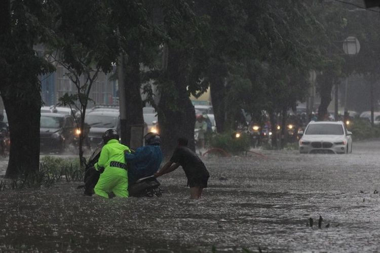 Banjir di Jalan Letjen Soeprapto, Cempaka Putih, Jakarta Pusat, Kamis (15/2/2018) saat hujan deras mengguyur Jakarta. 