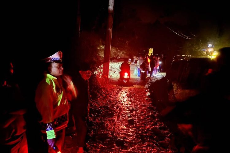 Jalan Nasional Tapanuli Selatan - Tapanuli Utara di Sipirok Ambles, Kendaraan Roda Empat Tak Dapat Melintas