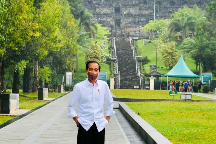 Presiden Joko Widodo saat meninjau Candi Borobudur di Kabupaten Magelang, Jawa Tengah, Rabu (30/3/2022).