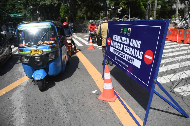 Kendaraan melintasi  jalan yang lengang akibat penyekatan jalan aksi Reuni 212 di Jalan MH Thamrin, Jakarta, Kamis (2/12/2021). Polda Metro Jaya menyebut bahwa kegiatan Reuni 212 tidak bisa digelar lantaran Pemerintah Provinsi DKI Jakarta tak mengeluarkan rekomendasi dan izin penggunaan lokasi reuni.