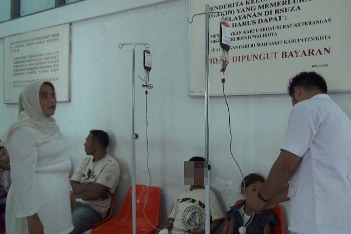 Sejumlah pasien Talasemia sedang menjalani proses transfusi darah di Sentra Talasemia RSU Zainal Abidin Banda Aceh