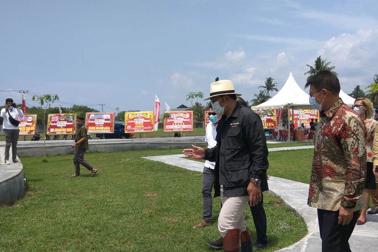 Gubernur Jawa Barat, Ridwan Kamil saat meninjau Alun-alun Paamprokan yang baru dibangun di daerah Pamugaran, Kabupaten Pangandaran, Minggu (24/1/2021).