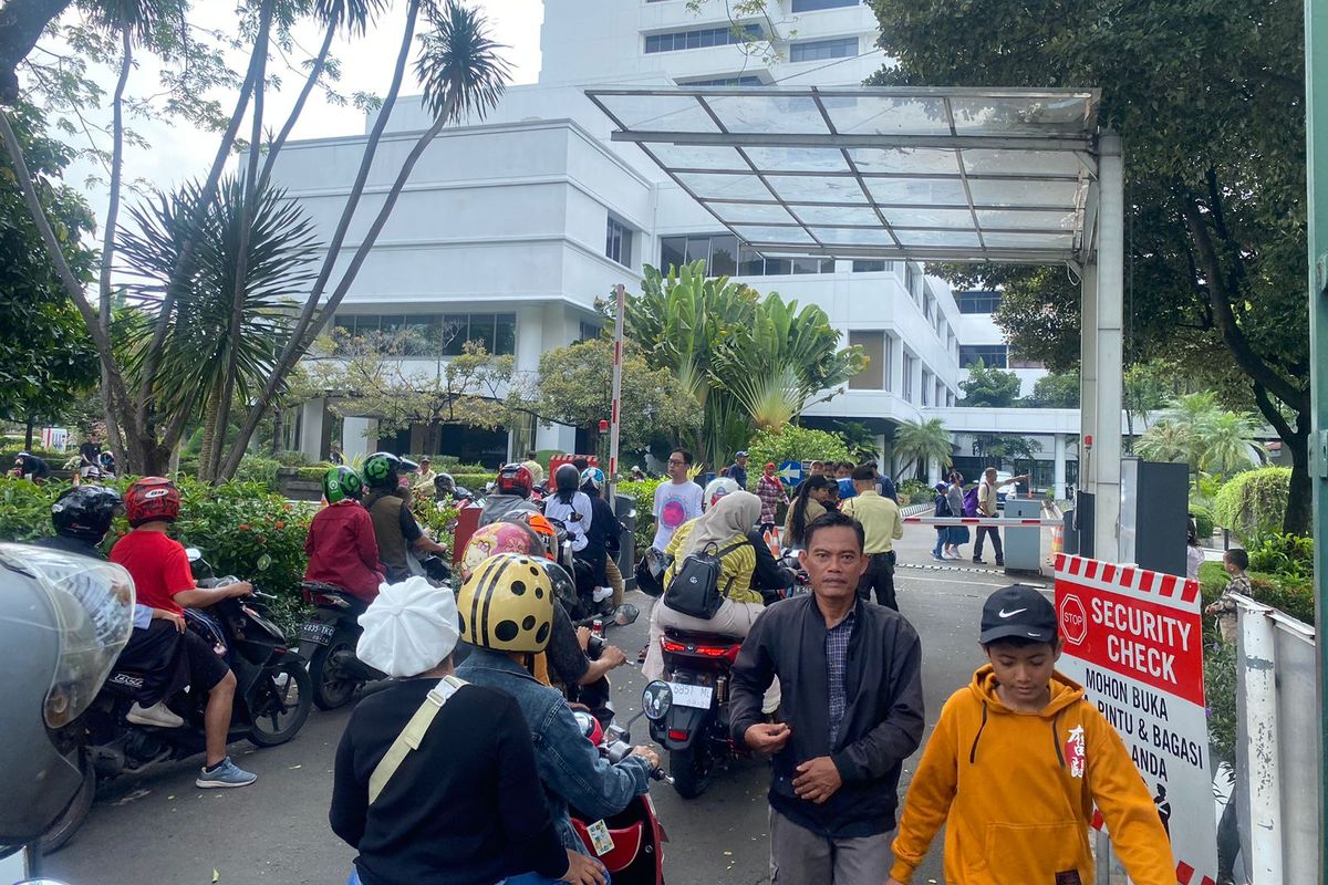 Kantor Kemenlu Buka Kantong Parkir untuk Warga yang Saksikan HUT Ke-79 TNI di Monas