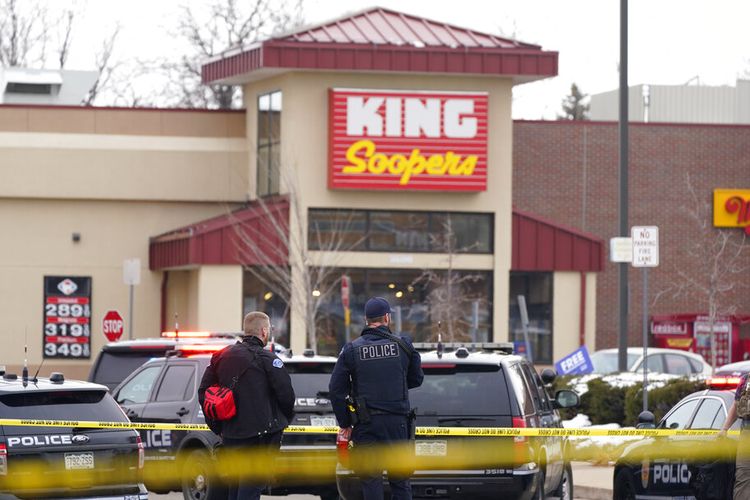 Polisi berdiri di luar toko King Soopers tempat penembakan terjadi, Senin, 22 Maret 2021, di Boulder, Colo. 