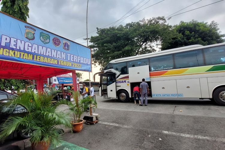 Penumpang bus antarkota antarprovinsi tiba di Terminal Kalideres, Jakarta Barat, pada Kamis (5/5/2022).