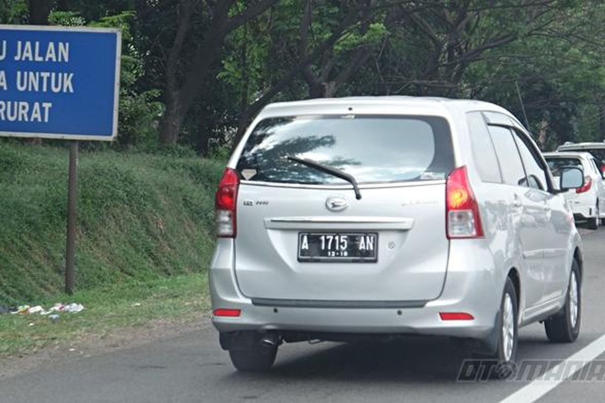 Bahu jalan sering digunakan karena macet