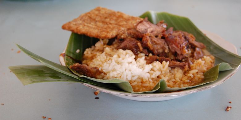Salah satu makanan khas dari Kabupaten Pati adalah sega gandhul (nasi gandul). Yaitu terdiri dari nasi, kuah dan daging sapi. Biasanya ditambah tempe goreng dan jeroan. Disajikan dalam sebuah piring yang dialasi selembar daun  pisang dan selembar suru (semacam sendok juga dari bahan daun pisang).
