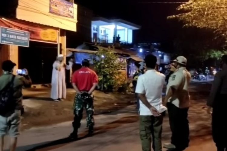 tangkapan layar video viral pasien positif Covid-19 eggan dibawa untuk diisolasi di rumah sakit Mataram