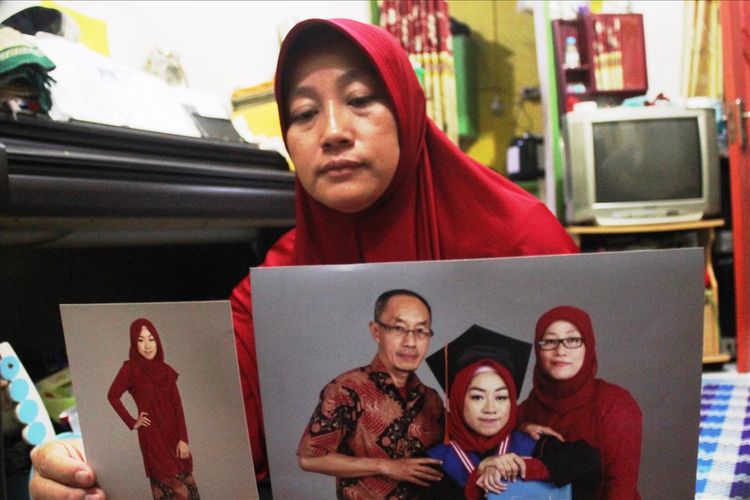 Masriah (50) memerlihatkan foto putrinya, AUS (22) semasa hidup di rumahnya di CIkidang, Cianjur, Jawa Barat, Selasa (23/07/2019). AUS ditemukan tewas mengenaskan di pematang sawah di wilayah Sukabumi diduga menjadi korban pembunuhan.