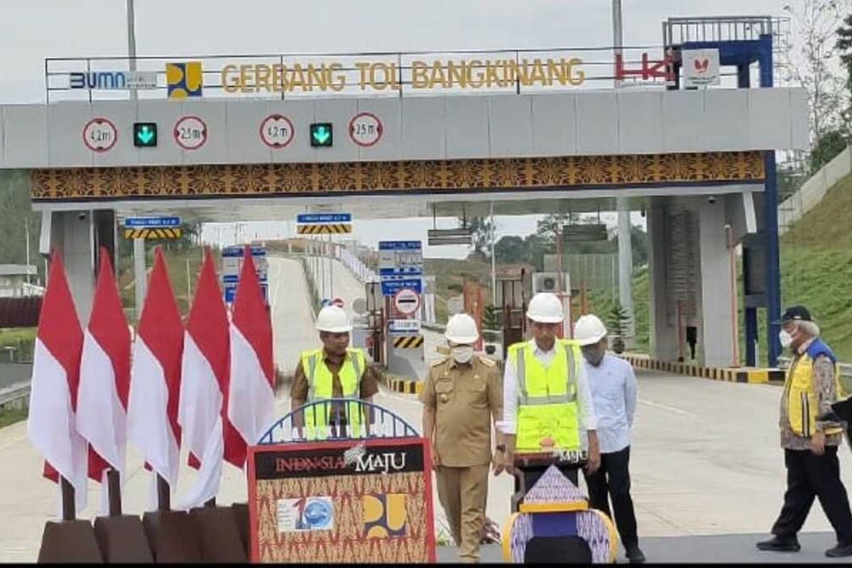 Presiden Jokowi meresmikan jalan tol Pekanbaru-Bangkinang di Kabupaten Kampar, Riau, Rabu (4/1/2023).