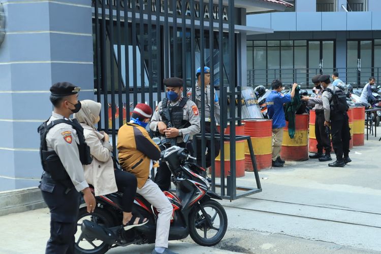 Anggota Polres Metro Jakarta Barat melakukan pemeriksaan terhadap orang yang akan memasuki Mapolres Jakarta Barat imbas adanya aksi bom bunuh diri di Mapolsek Astanaanyar, Kota Bandung, Jawa Barat, Rabu (7/12/2022).