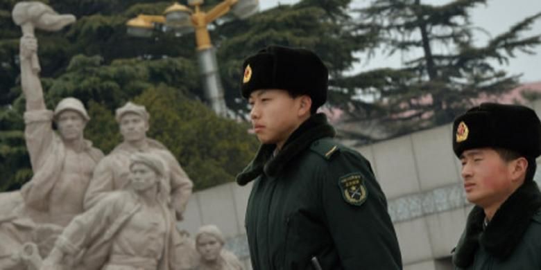 Petugas keamanan China berjaga-jaga di Lapangan Tiananmen, apa itu komunis, komunis adalah, negara komunis adalah, arti komunis. Jumat (28/2/2014).