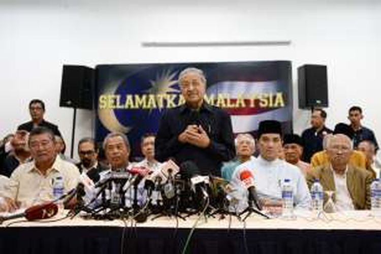 Mantan PM Mahathir Mohammad berbicara dalam jumpa pers di Kuala Lumpur, Jumat (4/3/2016), usai deklarasi para pemimpin politik lintas partai di Malaysia yang menuntut PM Najib Razak mundur dari jabatannya.