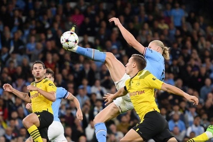 Striker Manchester City, Erling Haaland, mencetak gol ke gawang Borussia Dortmund dalam babak penyisihan Grup C Liga Champions 2022-2023, Man City vs Dortmund, di Etihad Stadium, Kamis (15/9/2022) dini hari WIB.